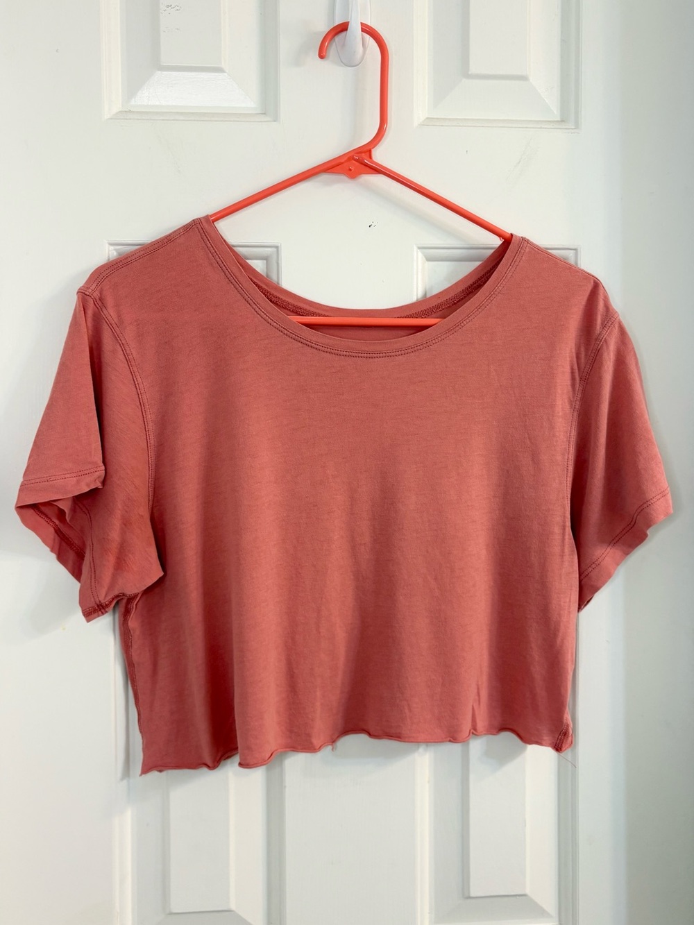 Lululemon Cates Cropped T-Shirt Coral Pink Raw Hem Size Medium yoga athleisure